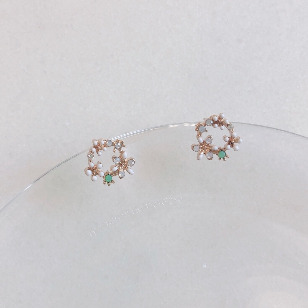 Floral wreath stud Earrings in white and gold - Picture 2 of 8